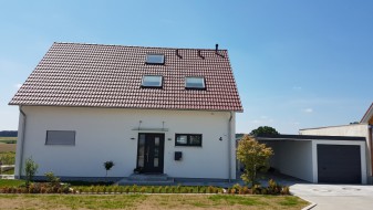 Einzelgarage aus Stahl mit Sektionaltor + Anbau-Carport daneben + Geräteraum (Abstellkammer) hinten quer - BRANDL