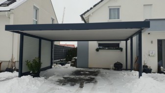 Doppel-Carport aus Stahl mit Sichtschutzwand - BRANDL