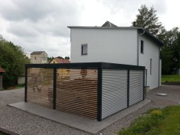 Doppel-Carport aus Stahl mit Wandelementen in offener Holzlattung - BRANDL