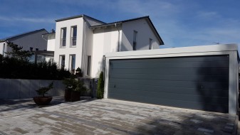 Doppel-Carport aus Stahl mit großem Sektionaltor - BRANDL