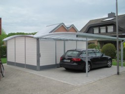 Carport mit Geräteraum links