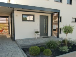 Doppel-Carport mit Hauseingangsüberdachung und Geräteraum hinten - BRANDL