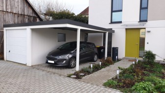 Einzel-Garage aus Stahl mit Sektionaltor + Anbau-Carport rechts daneben - BRANDL