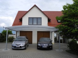 Doppel-Carport aus Stahl mit Bogendach (Überdachung) vor Garage - BRANDL