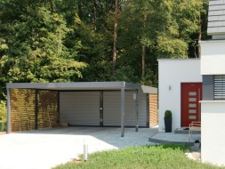Carport aus Stahl mit Geräteraum (Abstellkammer) hinten integriert - BRANDL