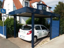 Einzel-Carport aus Stahl mit Dachbegrünung - BRANDL