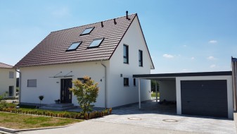 Einzelgarage aus Stahl mit Sektionaltor + Anbau-Carport daneben + Geräteraum (Abstellkammer) hinten quer - BRANDL