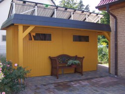 Carport aus Holz (Massanfertigung) + Abstellkammer (Geräteraum) + Schindelblende in anthrazitgrau + ocker bauseits - BRANDL