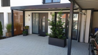 Einzel-Carport aus Stahl mit Hauseingangsüberdachung - BRANDL
