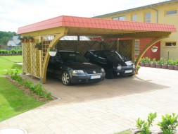 Doppel-Carport aus Holz mit Bogenpfosten beidseitig + Schindelblende in ziegelrot - BRANDL