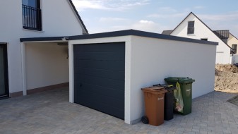 Einzelgarage mit Sektionaltor und Anbau-Carport (Schrägverlauf und außerwinklig) - BRANDL