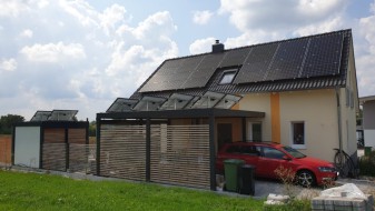 Doppel-Carport aus Stahl + Geräteraum + Sichtschutzwand - BRANDL