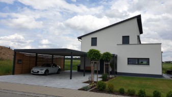 Doppel-Carport aus Stahl + Anbau-Carport seitlich als Hauseingangsüberdachung - BRANDL