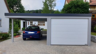 Einzelgarage aus Stahl mit Sektionaltor + Anbau-Carport links daneben - BRANDL