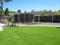 Bogendach-Carport mit Geräteraum hinten