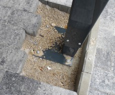 Stahlcarport - Detailfoto: Stützen mit Fußplatten