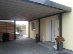 BETON-Einzelgarage mit Sektionaltor + STAHL-Einzel-Carport - BRANDL