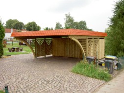 Doppel-Carport aus Holz mit Bogenpfosten beidseitig + Abstellkammer (Geräteraum/Schuppen) + Schindelblende in ziegelrot - BRANDL