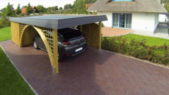Einzel-Carport aus Holz mit Rundbogen einseitig + Abstellkammer (Geräteraum/Schuppen) + Schindelblende in anthrazitgrau - BRANDL