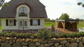 Einzel-Carport aus Holz mit Rundbogen einseitig + Abstellkammer (Geräteraum/Schuppen) + Schindelblende in anthrazitgrau - BRANDL