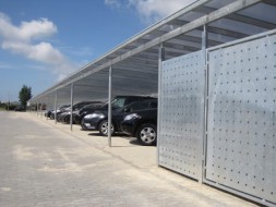 Carport Reihenanlage mit Wandelementen aus Lochblech