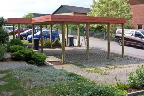 Doppel-Carport aus Holz - Massanfertigung + Schindelblende in ziegelrot - BRANDL