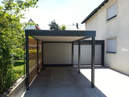 Einzel-Carport mit Wandelementen und Schiebetor zum Garten - BRANDL