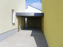 Einzel-Carport aus Holz Massanfertigung Abstellkammer (Geräteraum) Schindelblende anthrazitgrau zwischen Gebäuden - BRANDL