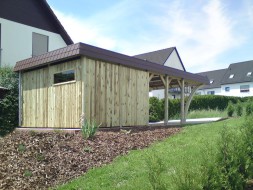Einzel-Carport aus Holz mit Bogenpfosten beidseitig + Abstellkammer (Geräteraum/Schuppen) + Schindelblende in braun - BRANDL
