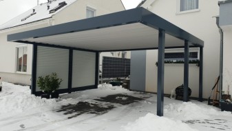 Doppel-Carport aus Stahl mit Sichtschutzwand - BRANDL