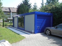 Carport DESIGNO mit Sektionaltor, Wandelemente Stahlwelle und Acrylglas