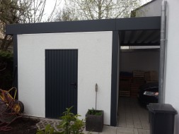 Einzel-Carport mit Geräteraum (Abstellraum) hinten integriert + Hauseingangsüberdachung - BRANDL