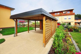 Einzel-Carport aus Holz mit Flachdach und Abstellkammer (Geräteraum) + Schindelblende in anthrazitgrau + Dichtzaun waagerecht mit Bogen - BRANDL