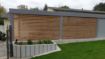 Einzel-Carport aus Stahl mit Geräteraum (Abstellkammer) hinten - BRANDL