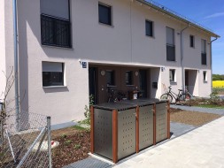 3er-Mülltonnenbox Klappdach -Eckpfosten Holz Bangkirai 1
