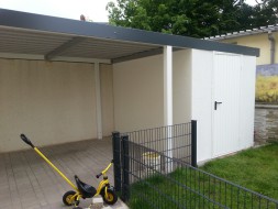 Einzel-Carport aus Stahl mit Geräteraum hinten - BRANDL