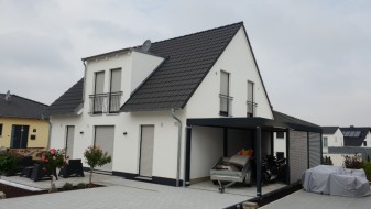 Einzel-Carport aus Stahl mit Wandelementen Stahlwelle und WPC-Lattung - BRANDL