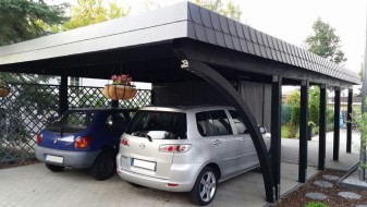 Doppel-Carport aus Holz mit Bogenpfosten einseitig + Abstellkammer (Geräteraum/Schuppen) + Schindelblende in anthrazitgrau - BRANDL