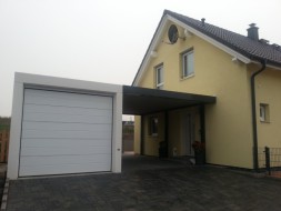 BETON-Einzelgarage mit Sektionaltor + STAHL-Einzel-Carport - BRANDL