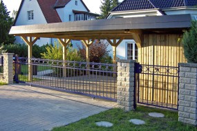 Doppel-Carport aus Holz (Massanfertigung) + Abstellkammer (Geräteraum) seitlich + Schindelblende in anthrazitgrau - BRANDL