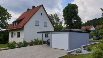 Einzelgarage aus Stahl mit Sektionaltor + Anbau-Carport links daneben - BRANDL