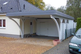 Einzel-Carport aus Holz mit Bogenpfosten beidseitig + Abstellkammer (Geräteraum/Schuppen) + Schindelblende in anthrazitgrau - BRANDL