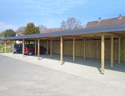 Carport-Reihenanlage aus Holz + Abstellkammer (Geräteraum/Schuppen) + Schindelblende in anthrazitgrau - BRANDL