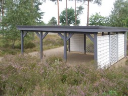 Doppel-Carport aus Holz mit Flachdach + Holzblende + Dichtzaun waagerecht + Rankgitter - BRANDL