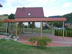 Doppel-Carport aus Holz (Massanfertigung) + Holzliege + Schindelblende in ziegelrot - BRANDL