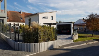 Einzelgarage aus Stahl mit Sektionaltor + Anbau-Carport links daneben - BRANDL