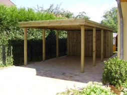 Einzel Carport aus Holz mit Flachdach + Abstellkammer (Geräteraum) + Holzblende - BRANDL