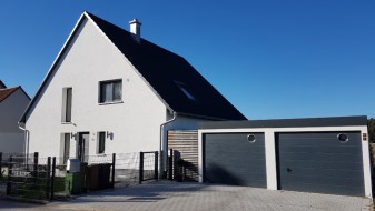 STAHL-Einzelgarage + Anbau-Carport mit Sektionaltoren + Sichtschutzwände - BRANDL