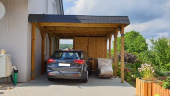 Einzel-Carport aus Holz mit Abstellkammer hinten - BRANDL