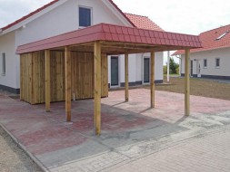 Einzel-Carport aus Holz mit Flachdach + Abstellkammer (Geräteraum) + Schindelblende in ziegelrot - BRANDL